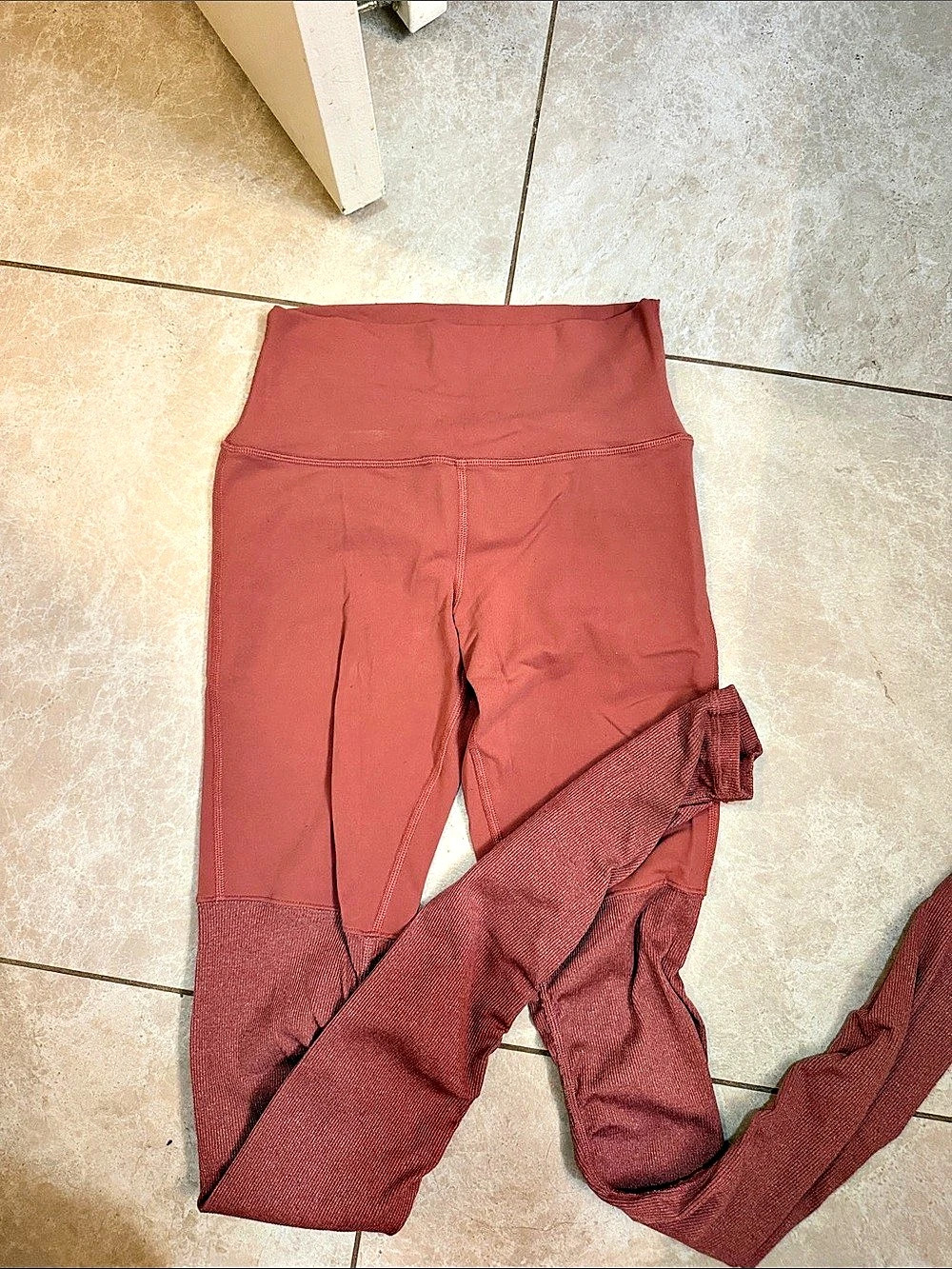 Alo Goddess High-Waist Athletic Leggings in Red